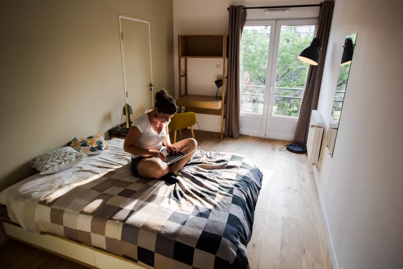 Chambre avec salle de bain privée