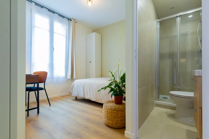 Chambre avec salle de bain privée
