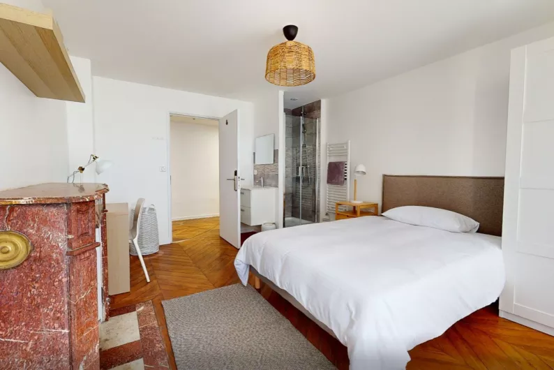 Category "Theta": Room with private bathroom and shared toilet (Rooms: F, G, J & K) - Ref R-S-PB-SW