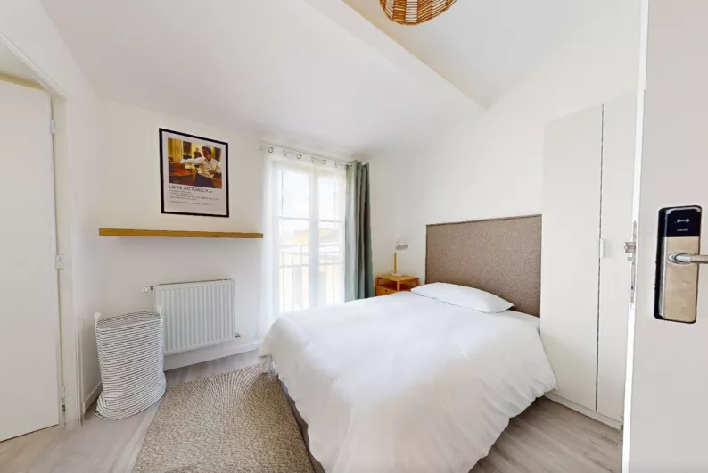 Category "Delta": Room with private bathroom and toilet (Room: M)