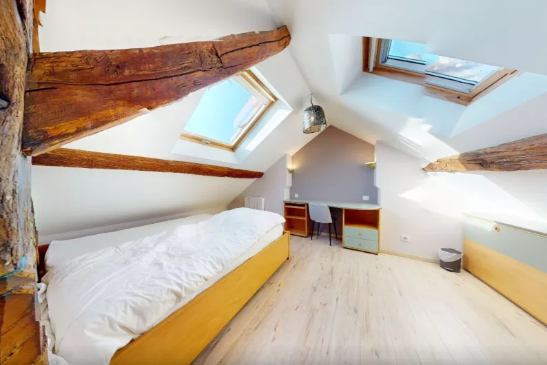 Catégorie "Kappa" : Chambre avec salle de bain et WC partagés (Chambres E & F)