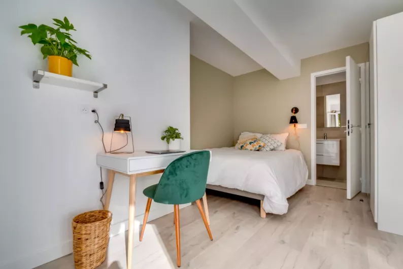 Chambre avec salle de bain privée